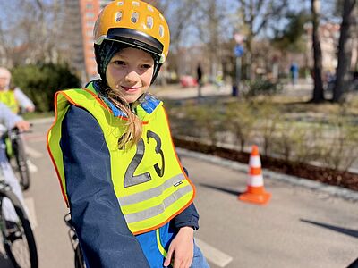 Kinder der 4. Klasse üben für die Radfahrprüfung in der Jugendverkehrsschule Steglitz
