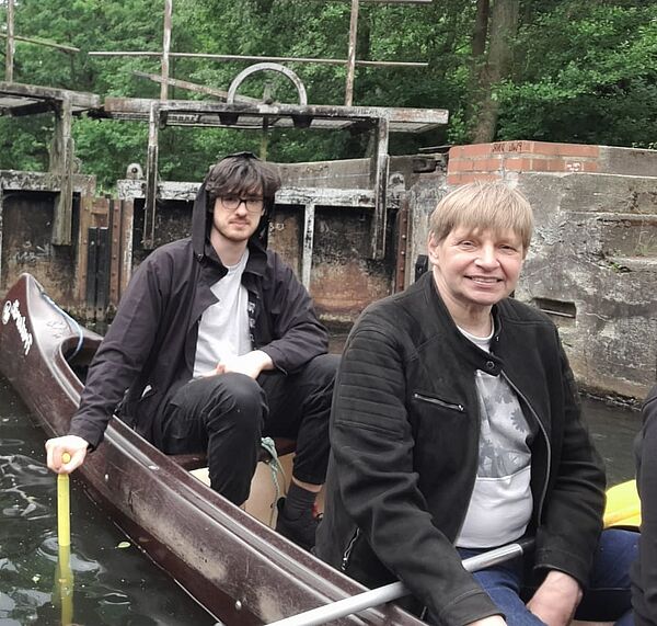 Zwei Männer in einem Paddelboot