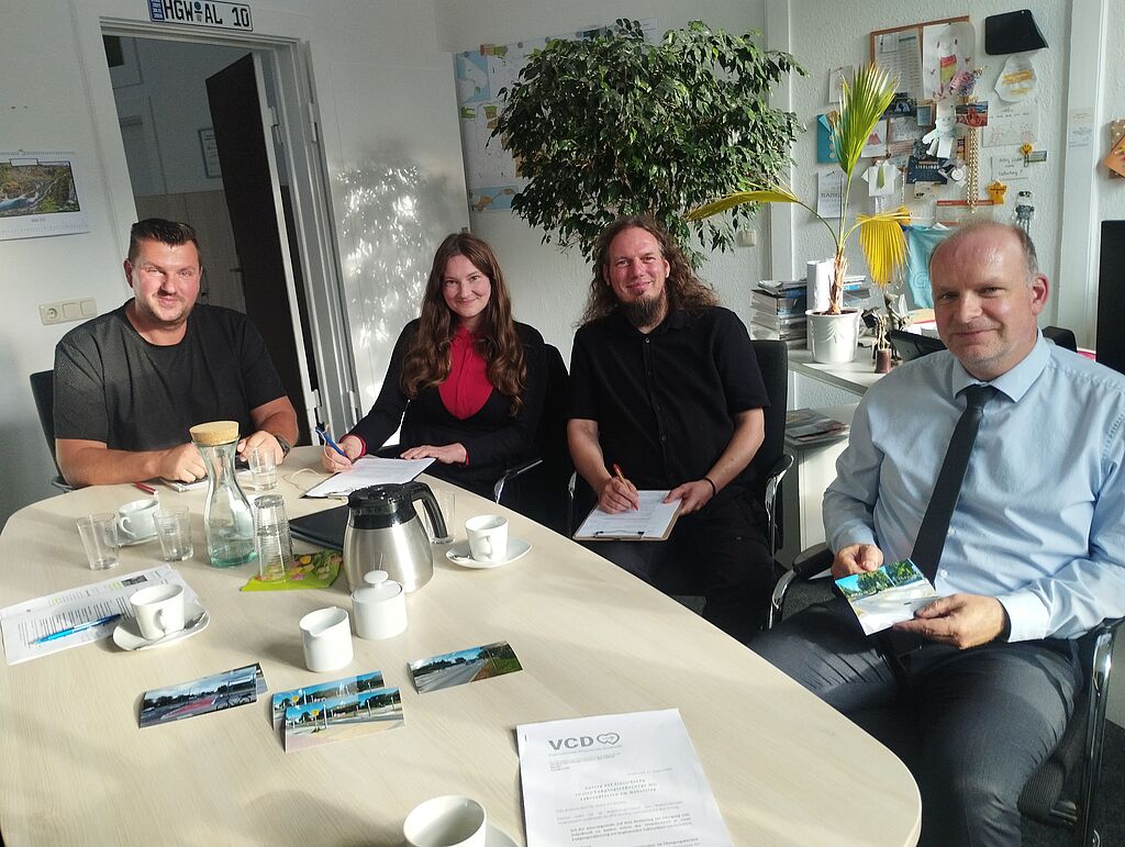 v.l.n.r.: Jan Bruhnke (Tiefbau- und Grünflächenamt), Christiane Kiesow (VCD Nordost), René Amling (VCD Nordost) und Achim Lerm (1. Stellvertreter des Oberbürgermeisters)