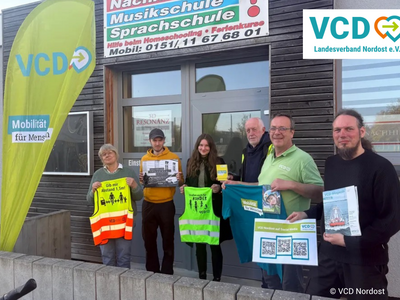 Aktive der neu gegründeten RG Vorpommern-Greifswald stehen neben einer Beschlag mit VCD-Logo