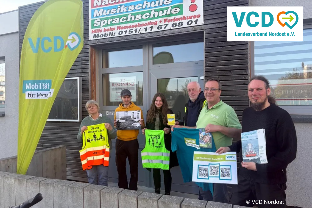 Aktive der neu gegründeten RG Vorpommern-Greifswald stehen neben einer Beschlag mit VCD-Logo